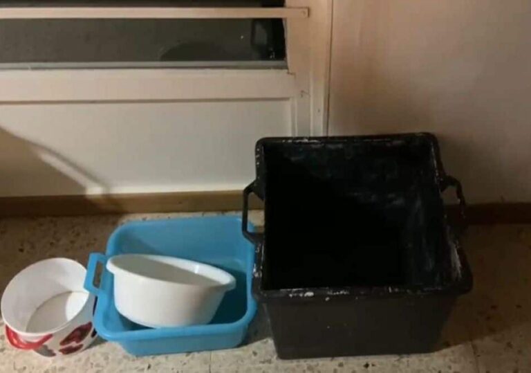 Magenta, incubo acqua alle case Aler: appartamento allagato in via Manin, proteste nel quartiere