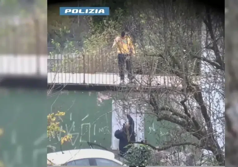 Vendevano dosi di droga dal terrazzo a Buscate, 2 arresti