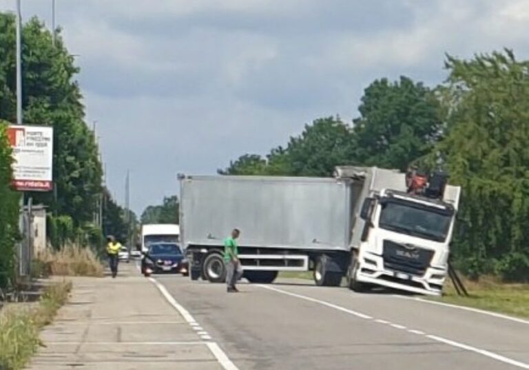 Robecco sul Naviglio, camion fuori strada in via Ugo Foscolo: traffico rallentato ma nessun ferito
