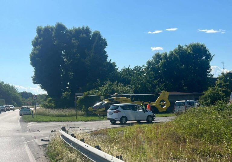 Grave incidente a Castano Primo: coppia sbalzata dallo scooter, arriva l’elisoccorso