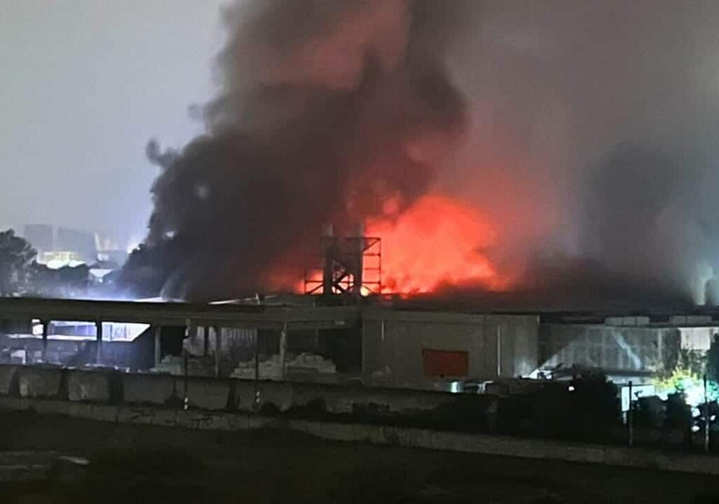 Incendio divampa in azienda di cosmetici a Corsico, nessun ferito