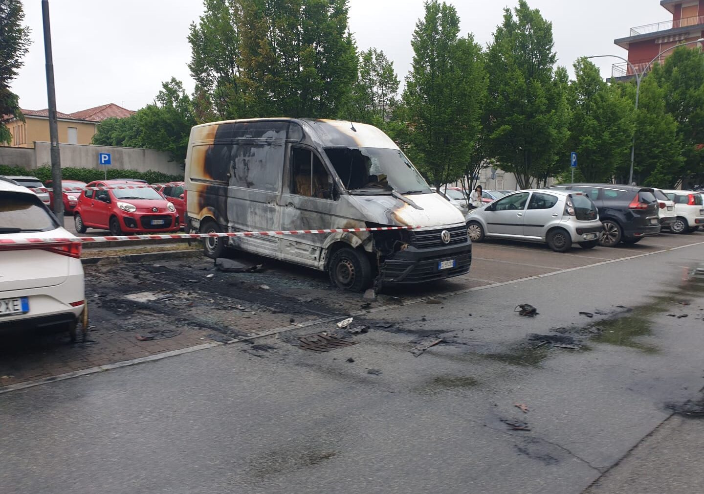 Magenta, incendio nel parcheggio di via Diaz, distrutte dalle fiamme due auto e un furgone