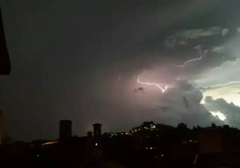 Maltempo: lunedì oltre 10 mila fulmini e raffiche fino a 60 chilometri orari