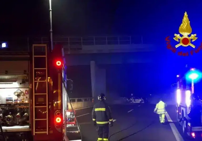Auto contro camion sull’A1 nel Lodigiano, morto un 22enne