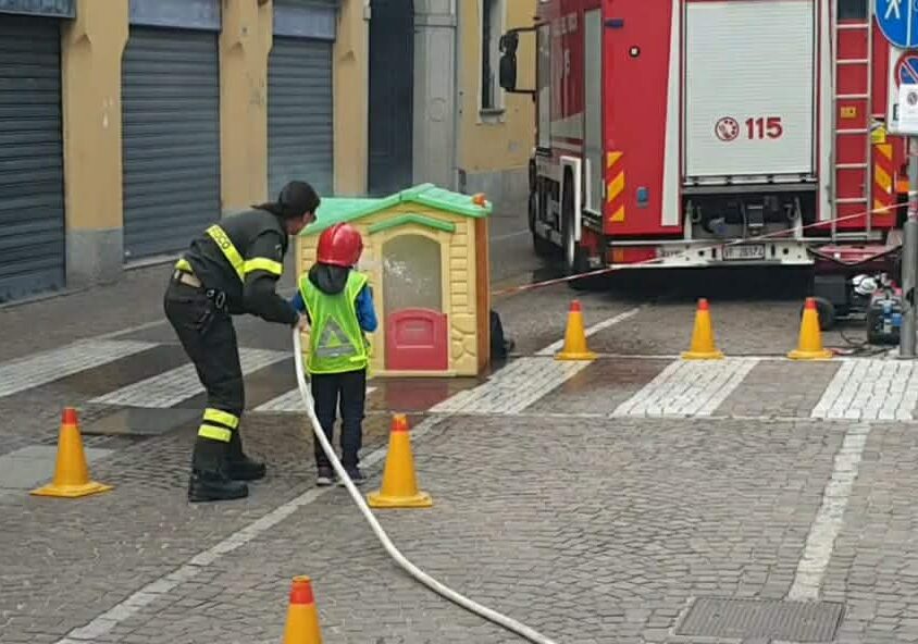 Piccoli pompieri crescono: a Vittuone durante la festa di Santa Croce il percorso che conquista i bambini