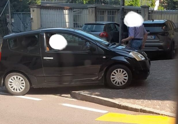 Magenta, il parcheggio selvaggio in via Pusterla tocca il fondo. I residenti auspicano controlli severi