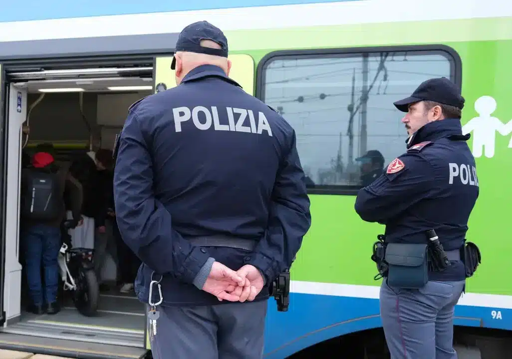 Aggressione su un treno diretto a Magenta: giovane soccorso dopo una rapina con spray al peperoncino