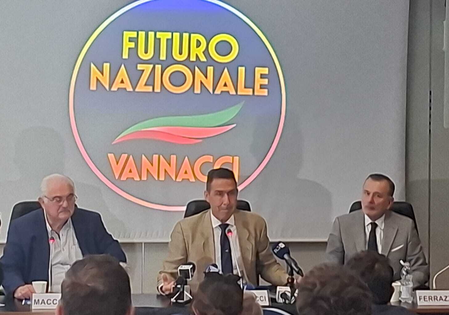 Vannacci ‘esordisce’ in Regione Lombardia