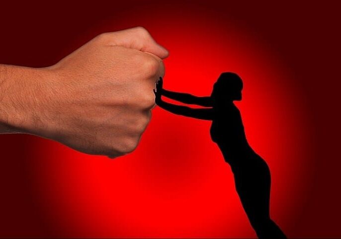 Pavese: aggredisce la convivente con calci e pugni, 54enne arrestato dai carabinieri
