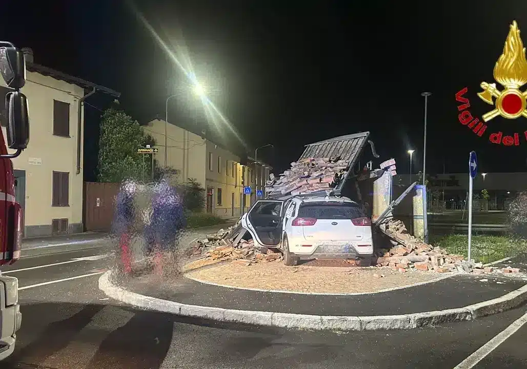 Cuggiono, auto contro una cappella votiva: salvo il conducente e illeso il dipinto del 1872