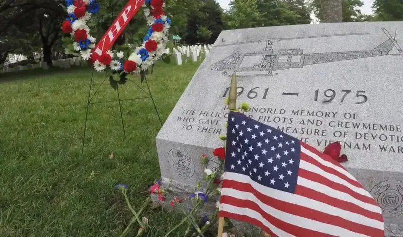 Memorial Day, Trump al cimitero di Arlington: “L’America non dimenticherà mai i suoi eroi”