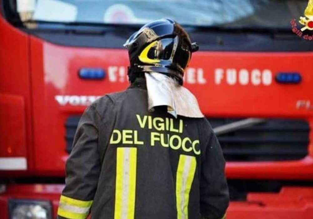 Abbiategrasso, crolla il controsoffitto al Bachelet: scuola chiusa, studenti costretti a tornare a casa
