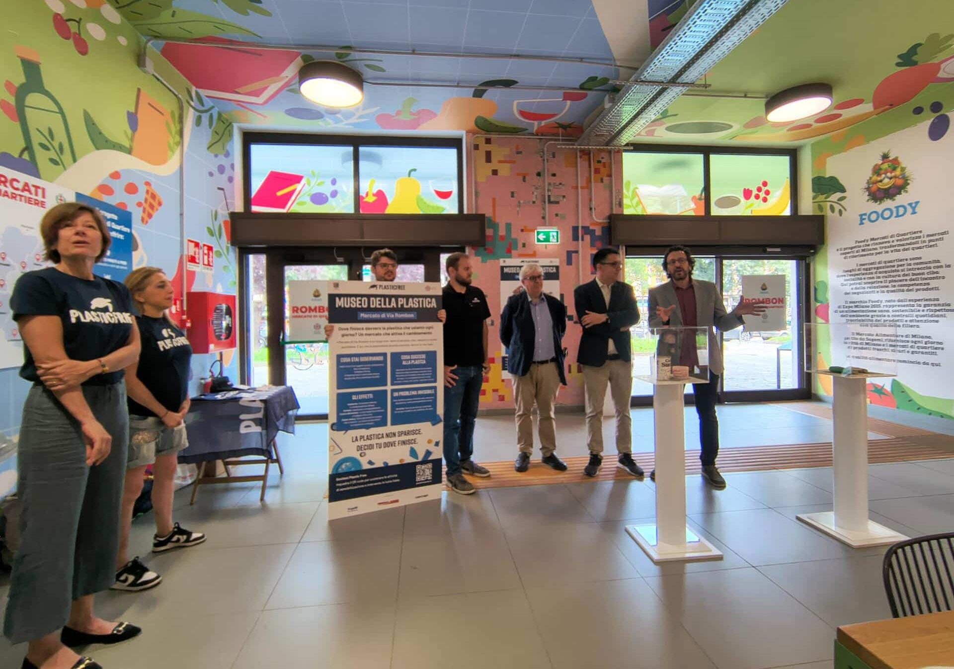 Milano: inaugurato il Museo della Plastica, reperti dagli anni ’50 per testimoniare quanto il monouso resti nell’ambiente più delle nostre vite