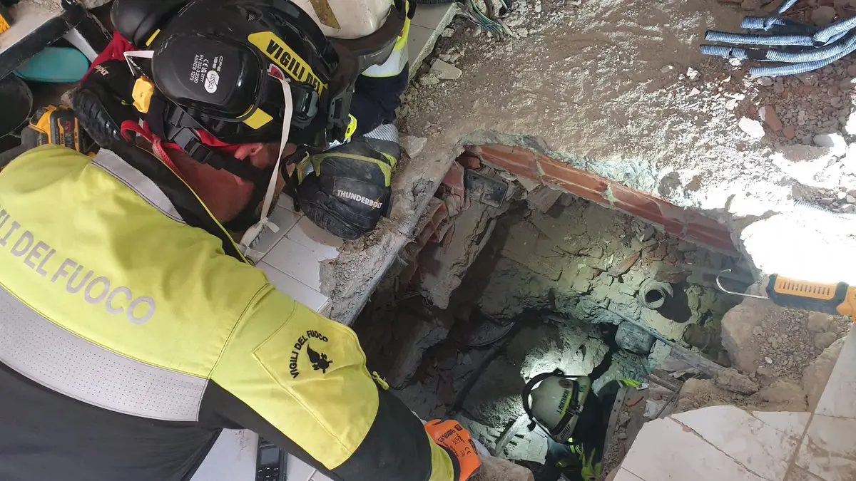 In Venezuela si scava tra le macerie del terremoto, Vigili del Fuoco italiani al lavoro per salvare madre e figli a La Guaira
