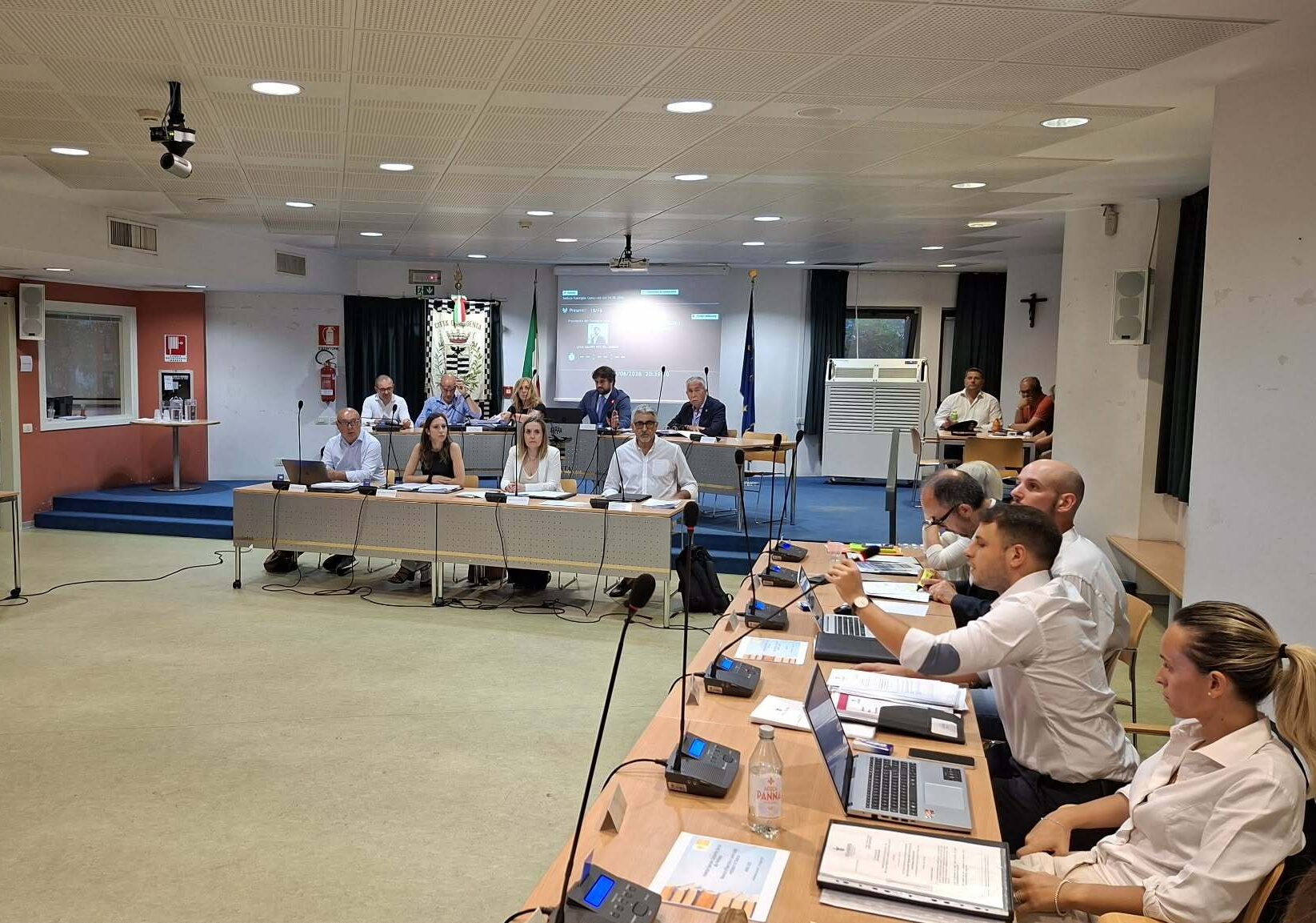 Magenta, Consiglio comunale: niente anticipo per il Data Center, Del Gobbo presenta Pelizzari