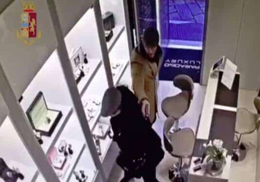Rapina in una gioielleria nel centro di Milano, bottino 300mila euro