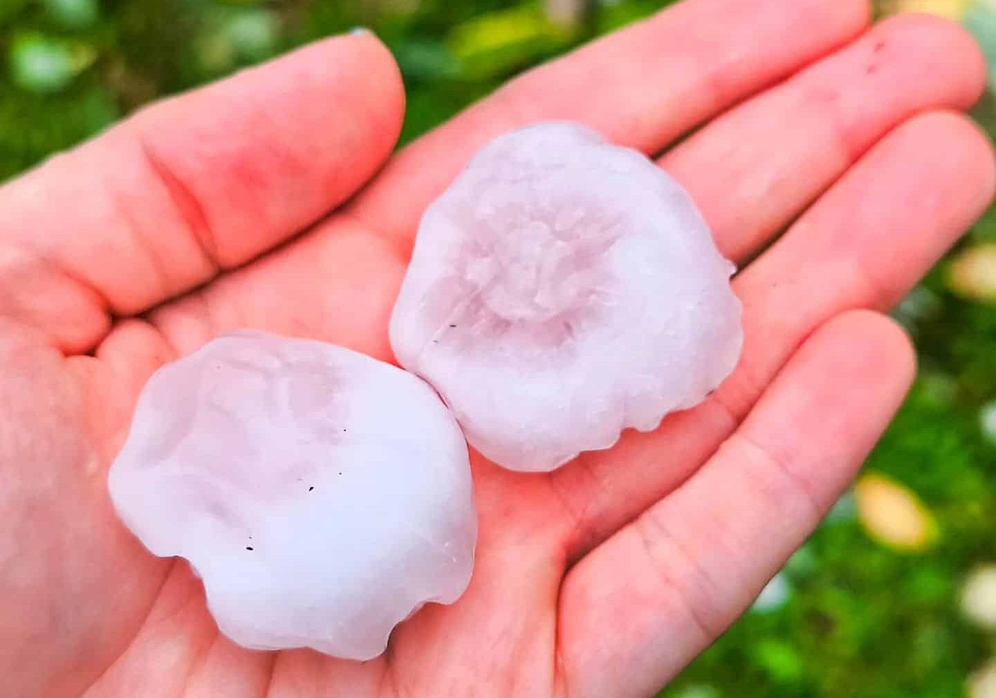 Grandine come noci sul Varesotto: Sacro Monte e Campo dei Fiori imbiancati, nuova allerta per oggi