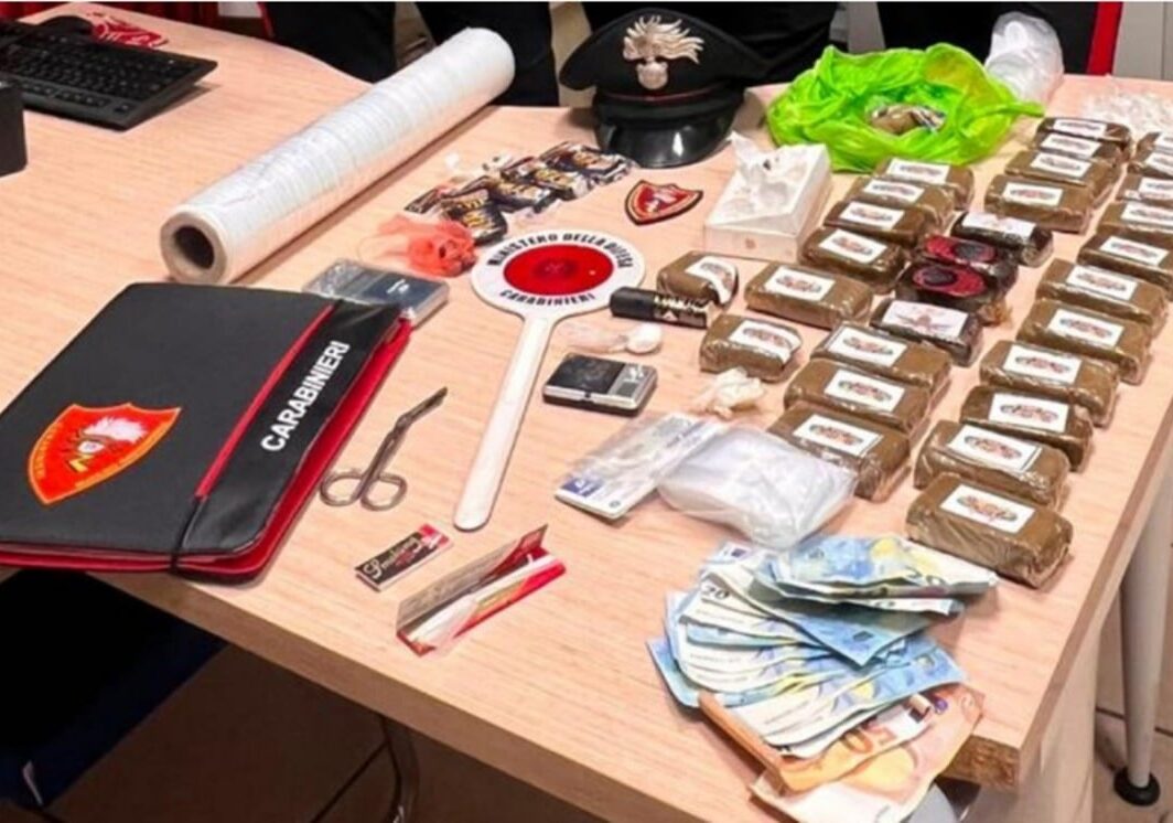Novara, 3 chili di droga nel garage: 21enne in manette