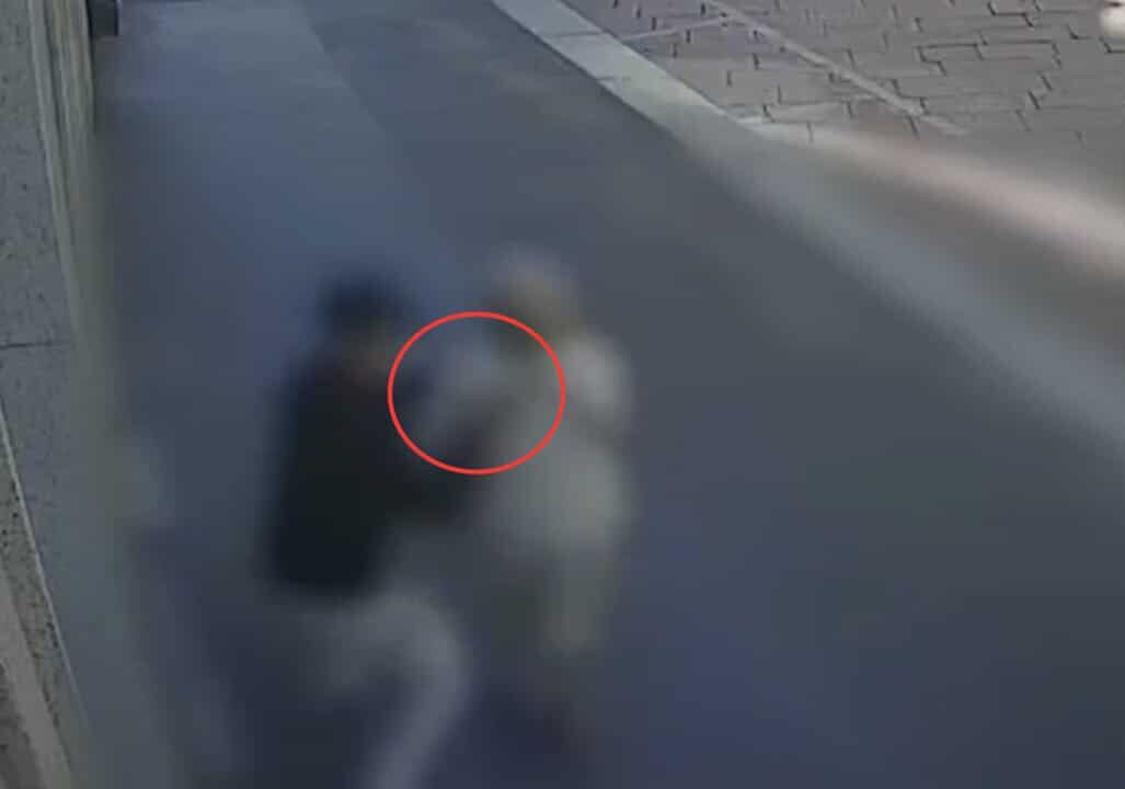 Frattura il naso a una donna per scipparla, arrestato 19enne a Milano
