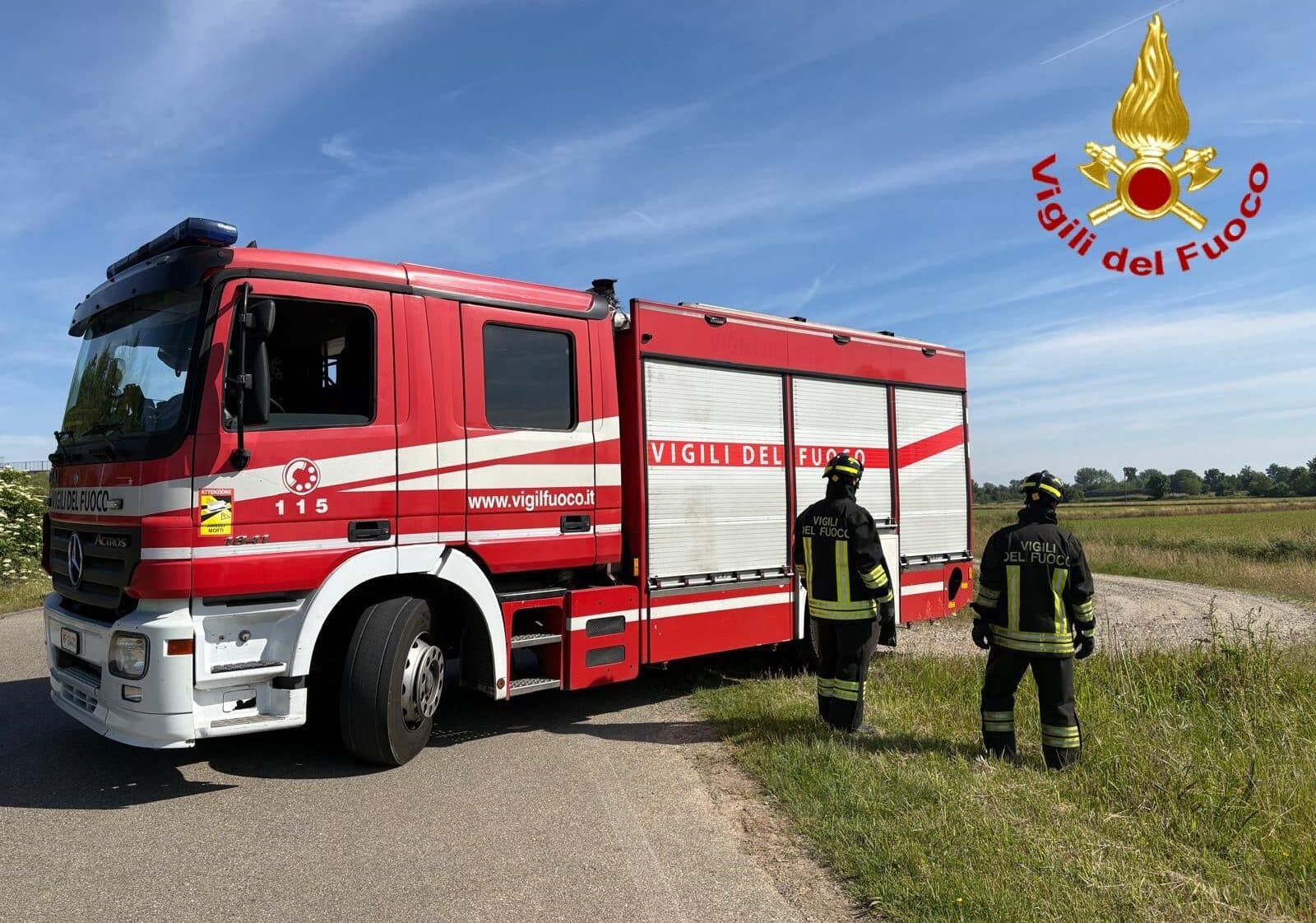 Boffalora, fiamme alla Gambarina: bruciano le sterpaglie vicino alla spiaggetta del Ticino