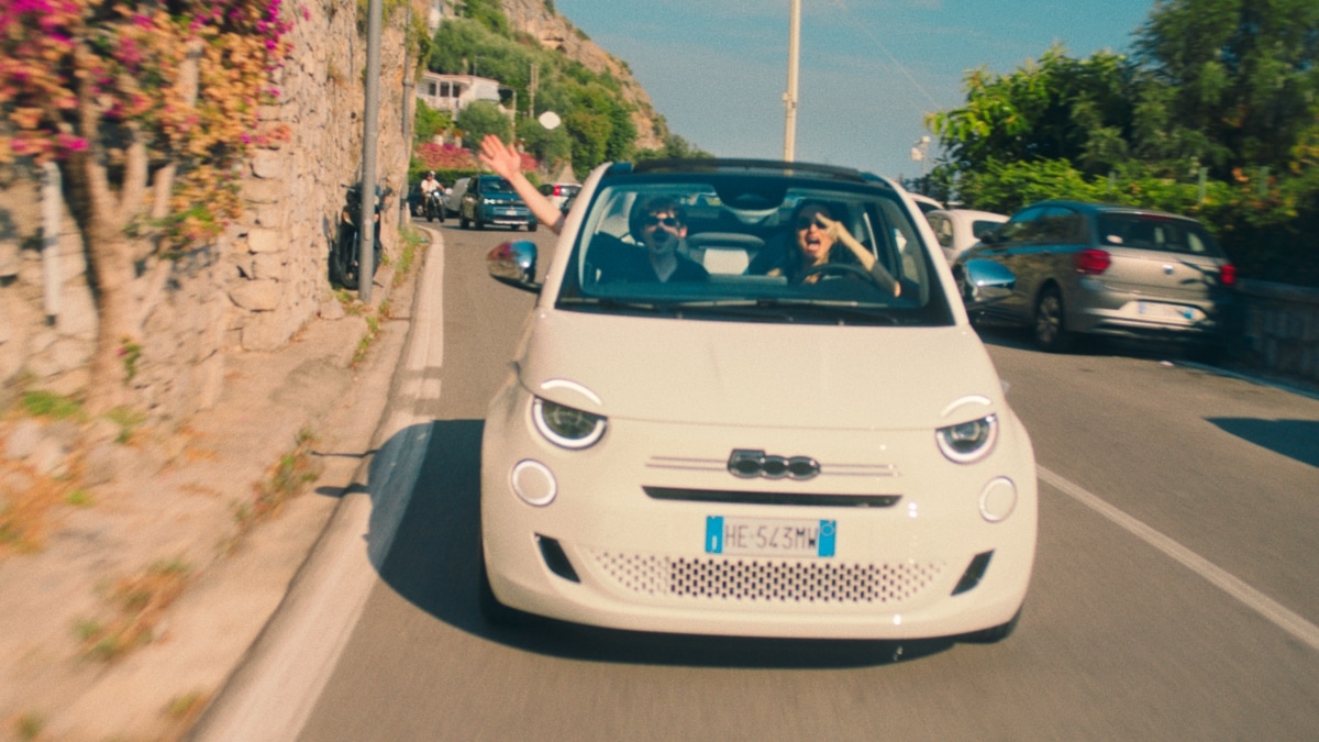 Fiat 500 Hybrid Cabrio Dolcevita protagonista del videoclip estivo di Rovazzi