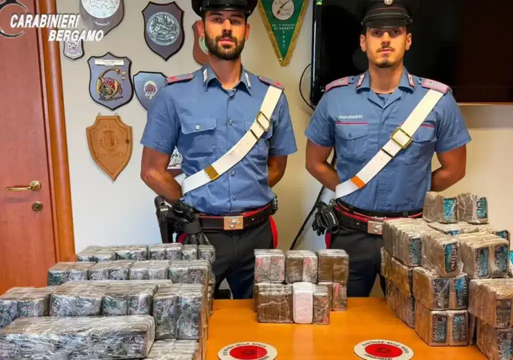 Bergamo: i Cc scoprono 79 chili di hashish su un suv parcheggiato in strada