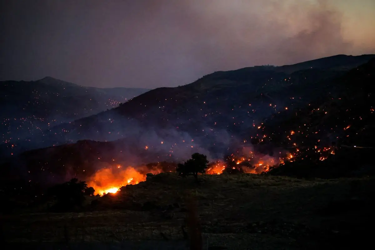Situazione critica a Creta a causa di un vasto incendio, evacuate 8.000 persone