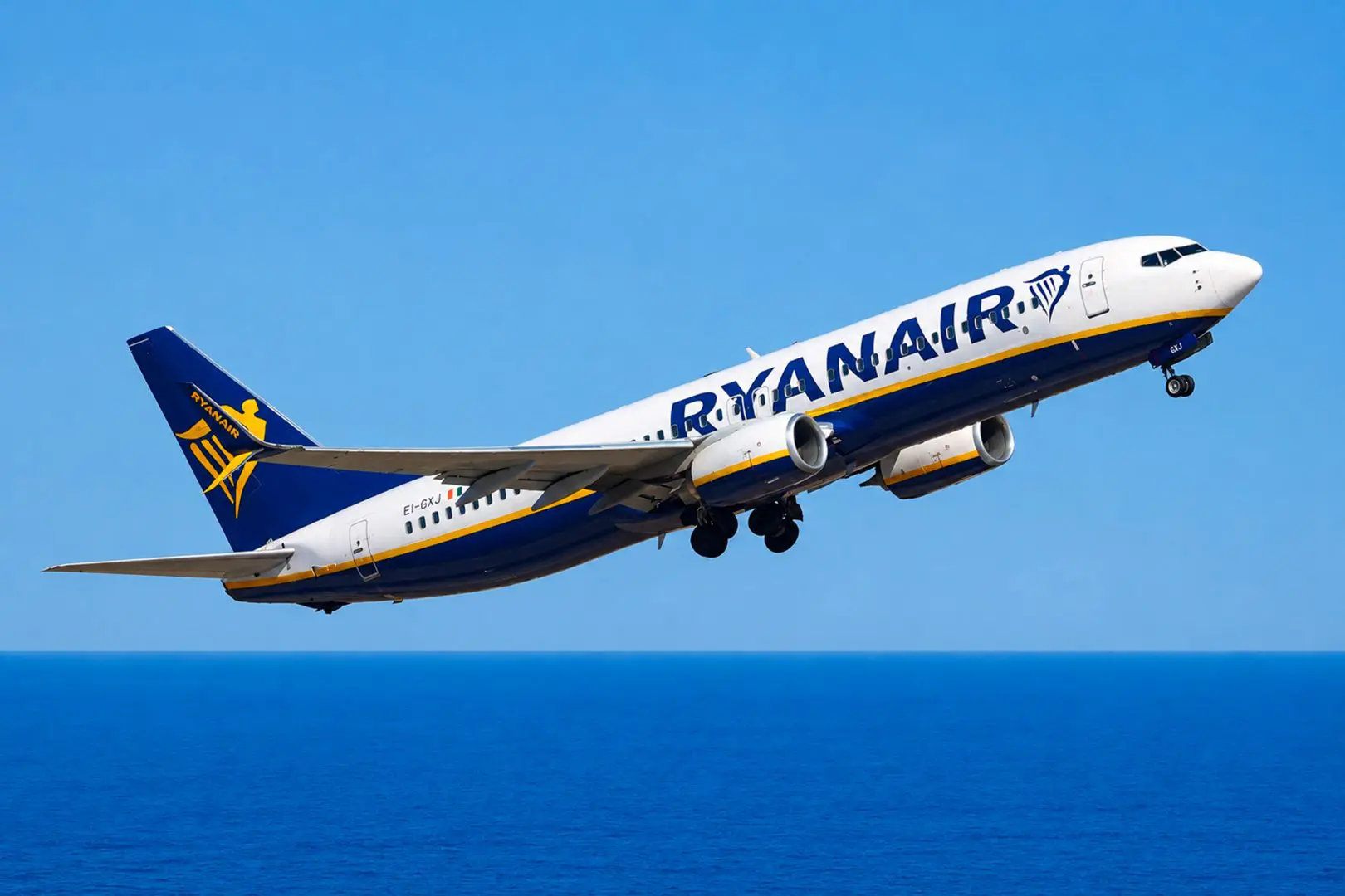 Paura su un volo Ryanair in Grecia, un pezzo del motore rompe un finestrino: un passeggero rischia di essere risucchiato