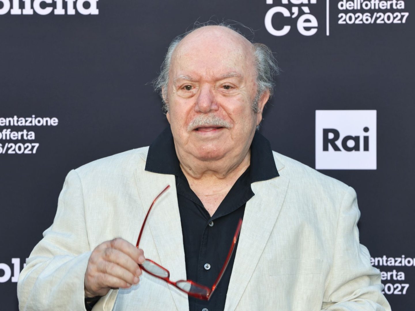 Lino Banfi compie 90 anni, una vita tra cinema, tv e ironia