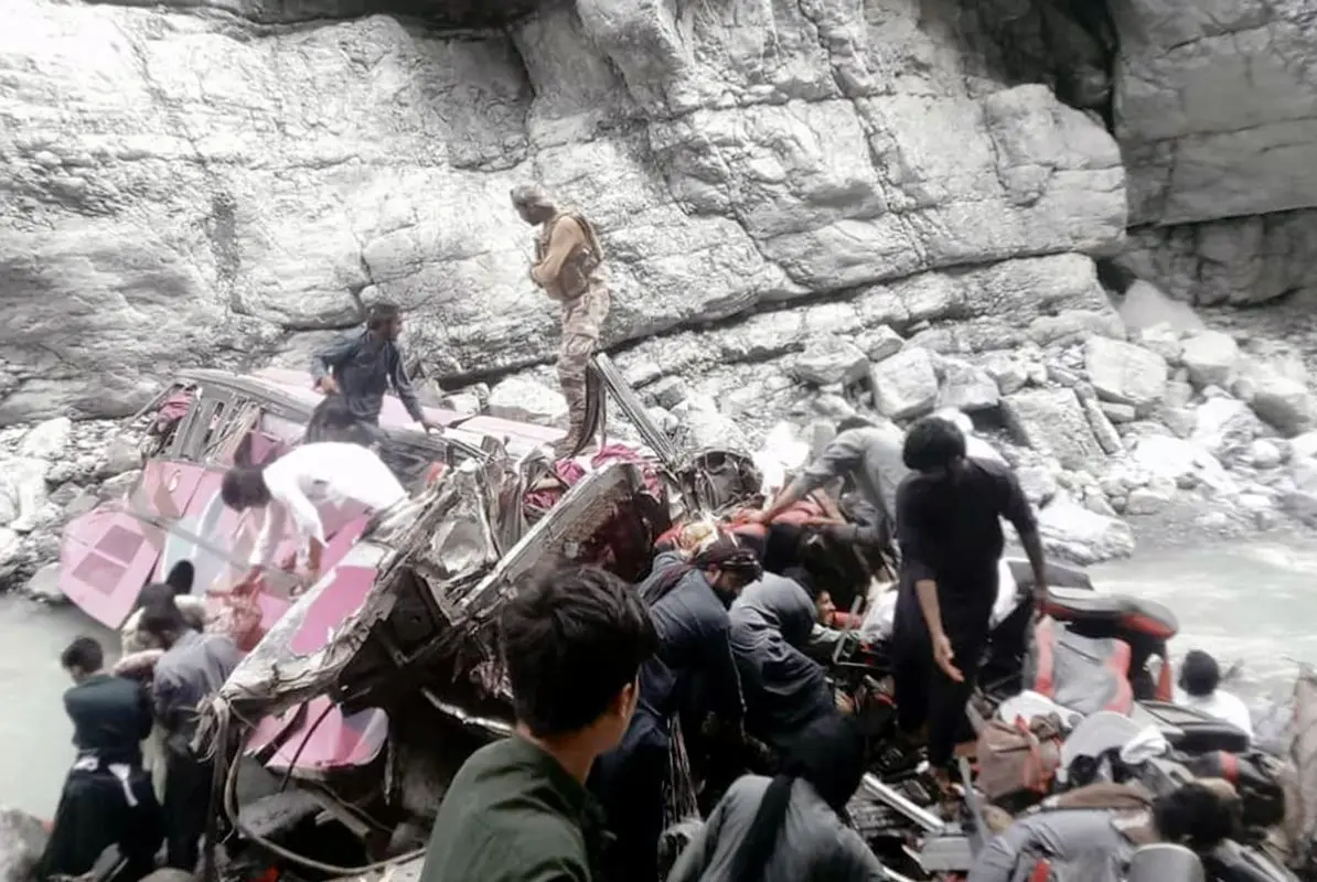 Autobus precipita in un burrone in Pakistan, almeno 40 morti