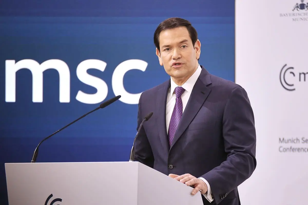 Ancora raid incrociati Usa-Iran, Rubio “Aperti al dialogo, ma consentire il controllo di Hormuz creerebbe un pericoloso precedente”