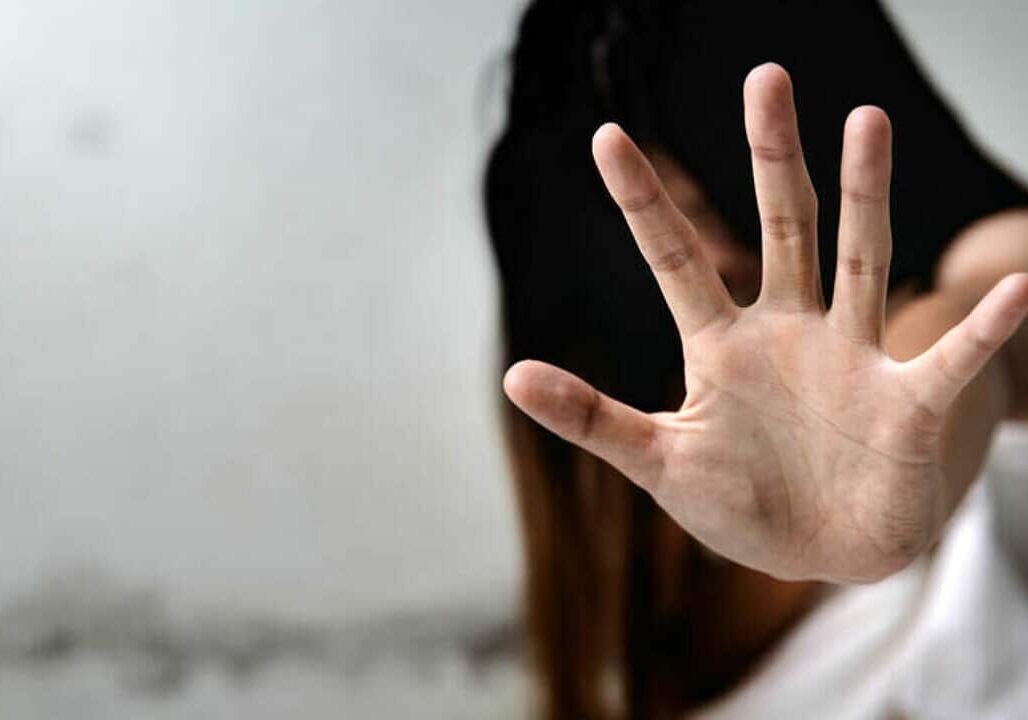 Le adesca promettendo un tatuaggio e le violenta nel Milanese, condannato a 10 anni