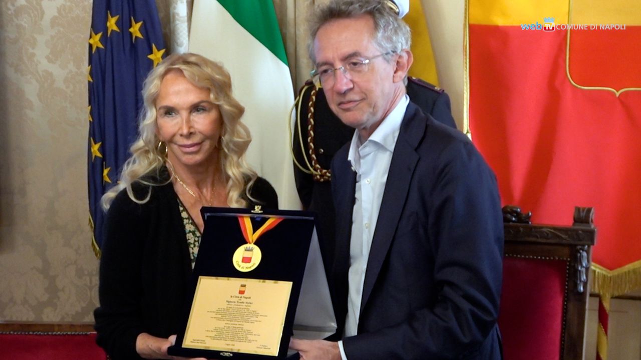 Conferita la Medaglia della città di Napoli a Trudie Styler, Manfredi: “Giusto riconoscimento”