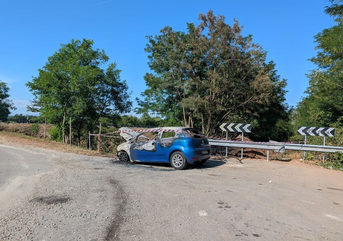 Boffalora sopra Ticino: auto in fiamme sulla strada statale 11