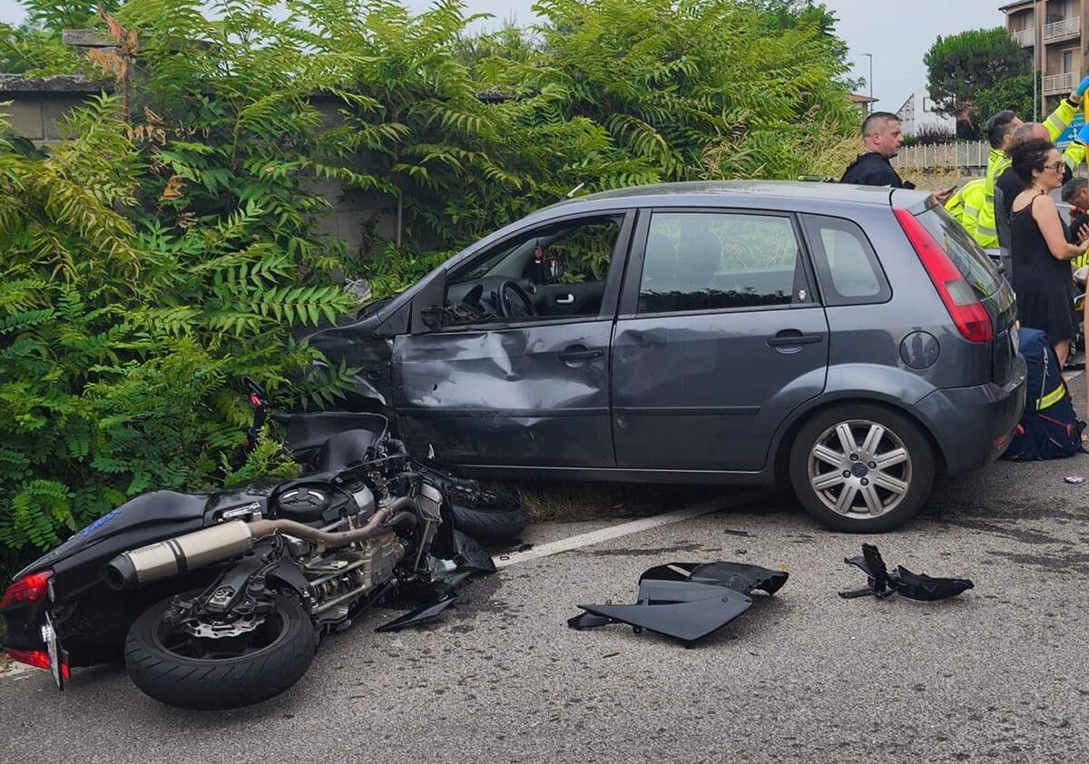 Grave incidente a Buscate sulla SP34: scontro auto-moto, due feriti gravi di 25 anni