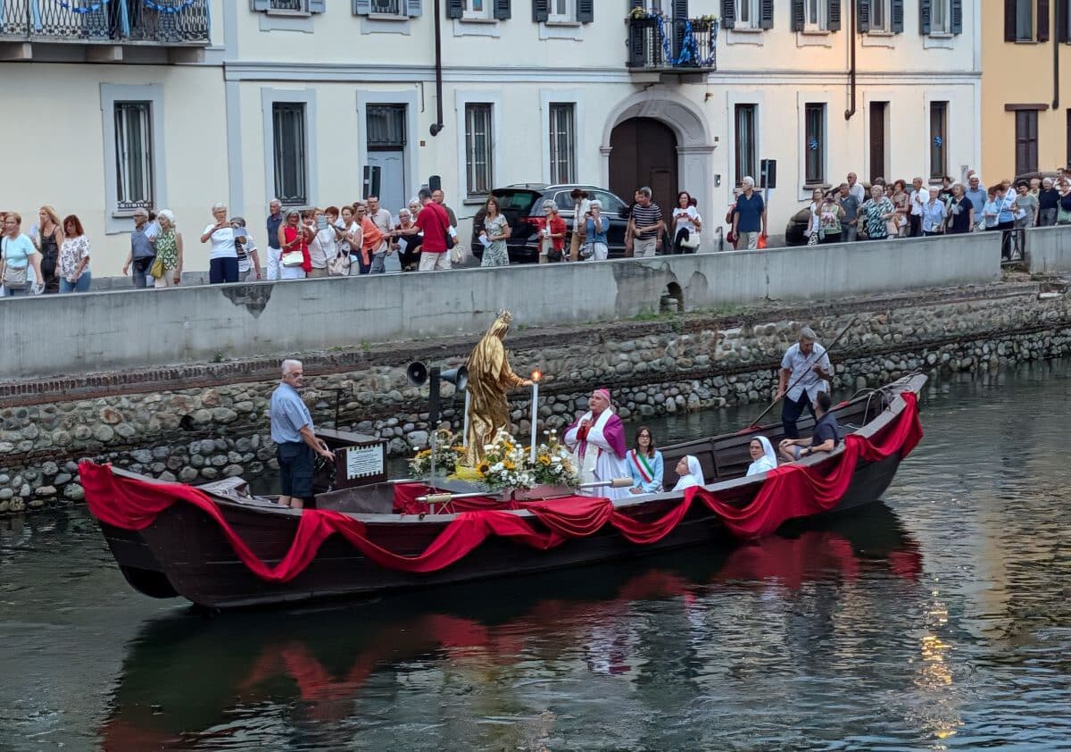 Boffalora sopra Ticino: processione sul Naviglio Grande a bordo dell’antico barchett per la festa Patronale