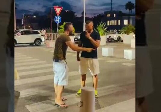 Ubriaco blocca il traffico sulle strisce, passante lo scaraventa a terra e lo trascina via: il video diventa virale