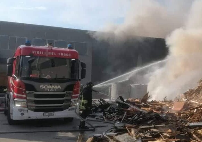 Incendio a Cornaredo, Arpa installa un campionatore per diossine e IPA. Prime rilevazioni: valori non preoccupanti