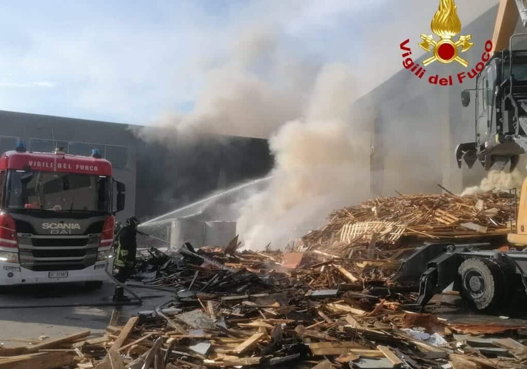 Cornaredo, vasto incendio in un’azienda di gestione rifiuti riciclabili