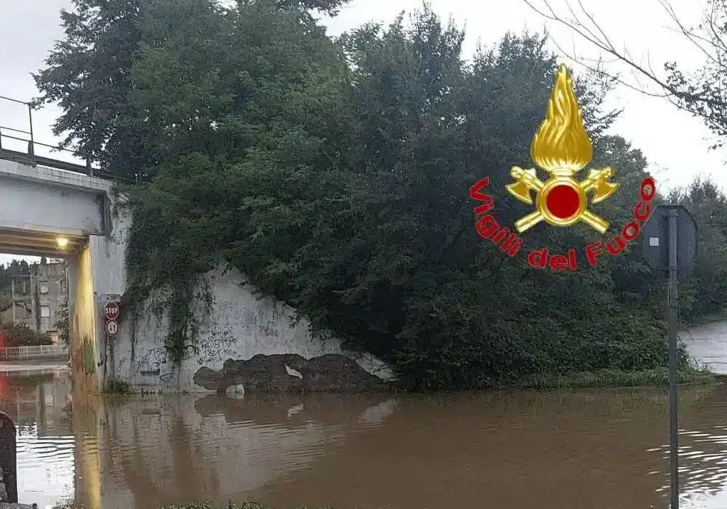 Pioggia e vento su Milano, centinaia gli interventi dei vigili del fuoco