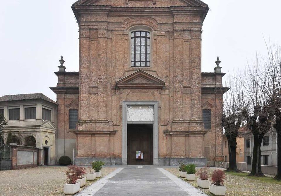 Robbio, dà in escandescenze vicino chiesa e aggredisce carabinieri, arrestato