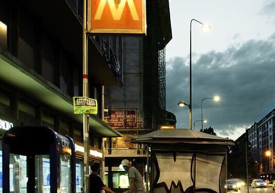Segue una donna fuori dalla metro a Milano e la molesta, ai domiciliari