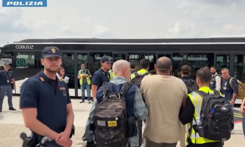 Immigrazione, rimpatriati al Cairo con volo charter 23 egiziani espulsi