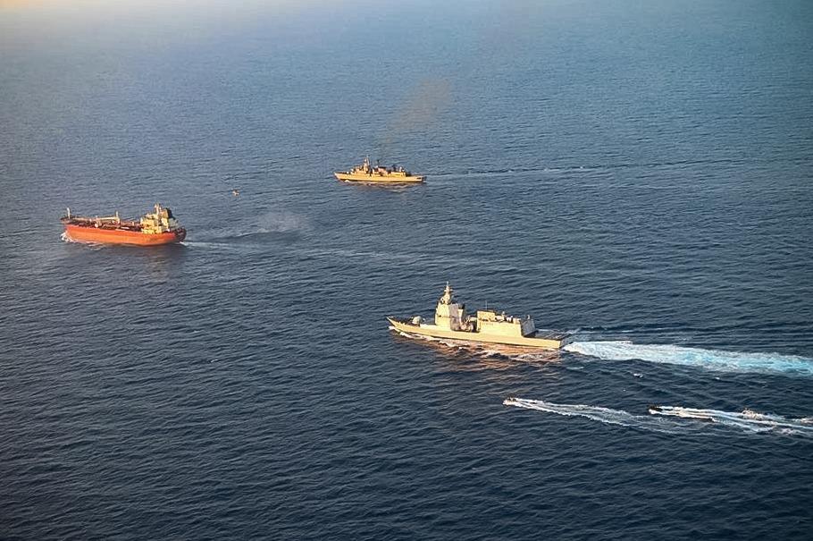 Nave della Marina italiana abborda a ovest di Pantelleria una petroliera sanzionata dall’Ue e appartenente alla “flotta ombra” russa