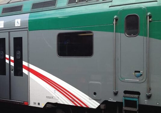 Varese: appicca fuoco su vagoni ferroviari, arrestato 34enne