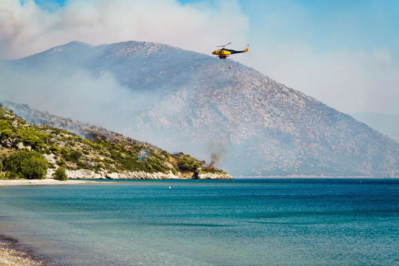 Grecia nella morsa degli incendi, 10mila persone evacuate e 200mila ettari di terreno in fumo