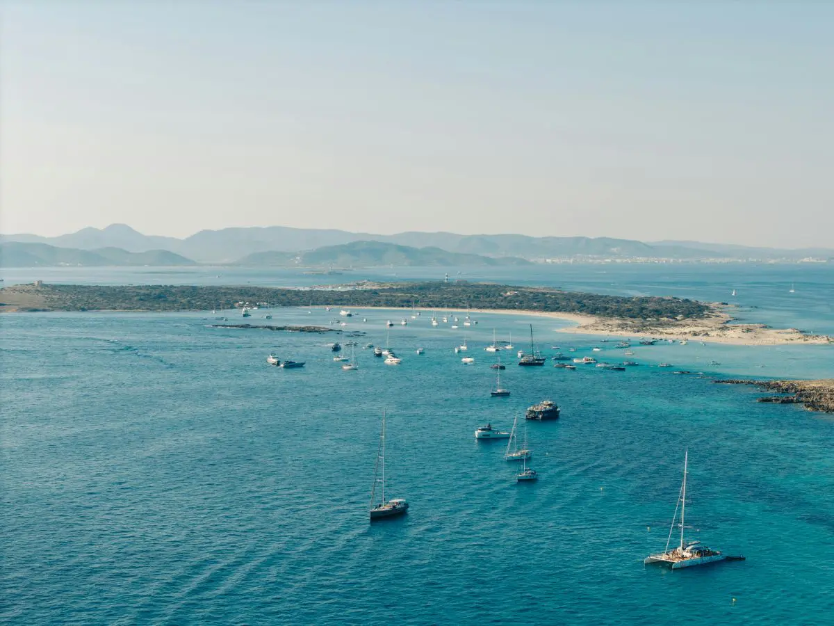 Auto finisce in un canale, due carabinieri in vacanza a Formentera salvano un uomo