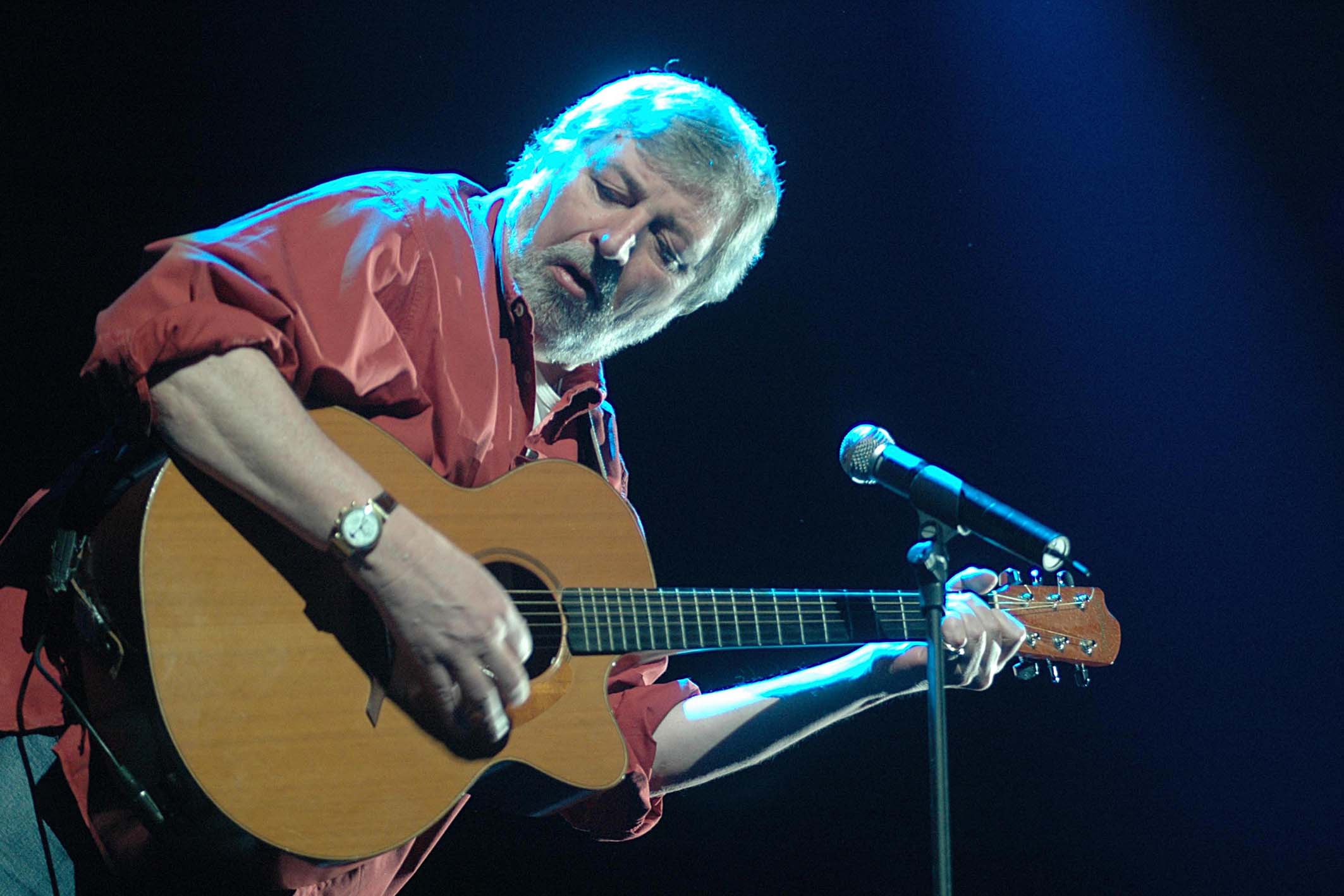 Addio a Francesco Guccini, cantautore e poeta che ha raccontato l’Italia e unito tre generazioni