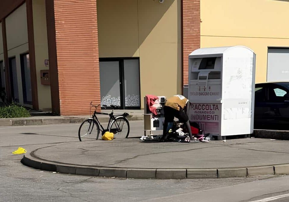 Lonate, fruga nella campana dei vestiti e lascia tutto a terra: un angolo di degrado