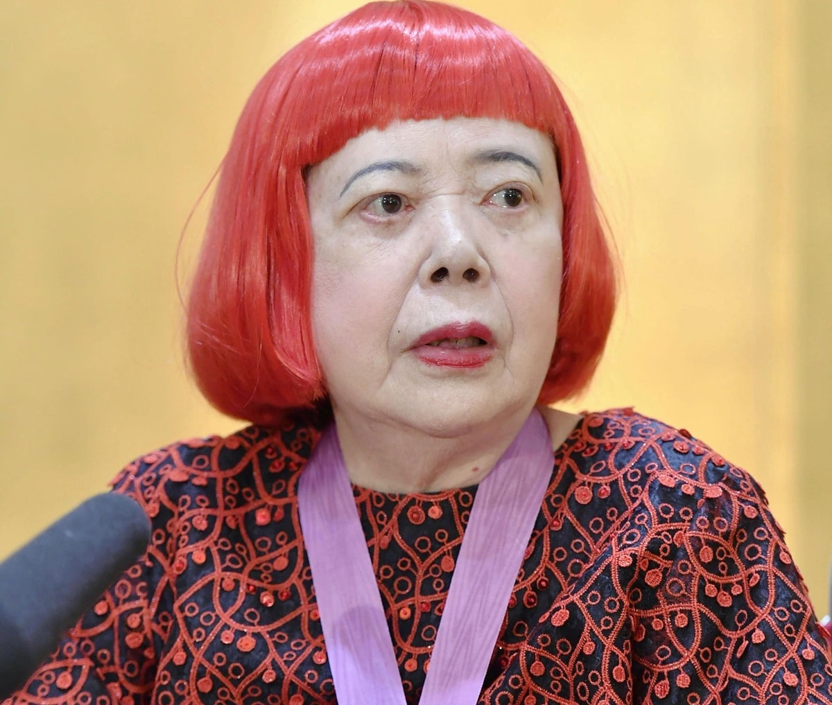 Addio all’artista giapponese Yayoi Kusama, la “regina dei pois” aveva 97 anni
